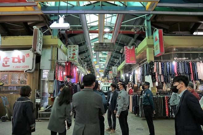 [전주=뉴시스]전북 전주완산경찰서는 주말 많은 여행객이 몰리는 전주 한옥마을과 남부시장 등 주요 관광지에 대한 현장 안전점검을 실시했다고 2일 밝혔다.(전주완산경찰서 제공) *재판매 및 DB 금지