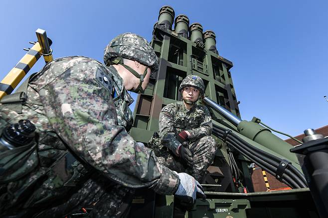 [서울=뉴시스] 천궁 포대 작전요원들이 27일 2022년 호국훈련의 일환으로 실시하는 '전구탄도탄 대응훈련'에서 천궁-Ⅱ 발사대를 통제하며 작전 상황을 공유하고 있다. (사진=공군 제공) 2022.10.27. photo@newsis.com *재판매 및 DB 금지