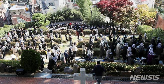 [서울=뉴시스] 추상철 기자 = 2일 오후 서울 용산구 천주교 용산성당에서 '이태원 참사' 희생자를 추모하는 위령의 날 미사가 열리고 있다. 2022.11.02. scchoo@newsis.com