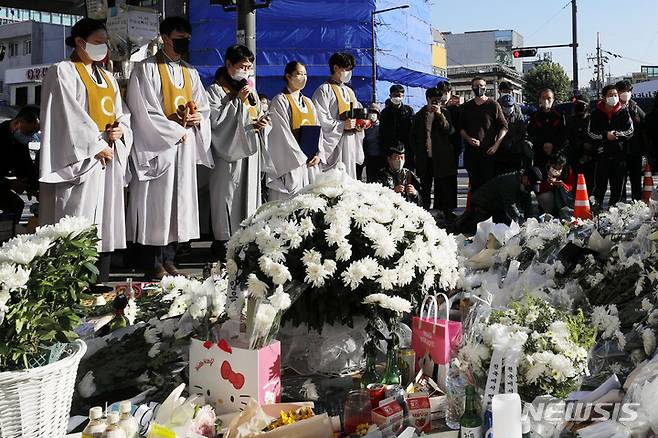 [서울=뉴시스] 최동준 기자 = 2일 서울 용산구 이태원역 1번 출구 앞에 마련된 '이태원 참사' 희생자 추모 공간에서 원불교인들이 추모 기도를 하고 있다. 2022.11.02. photocdj@newsis.com