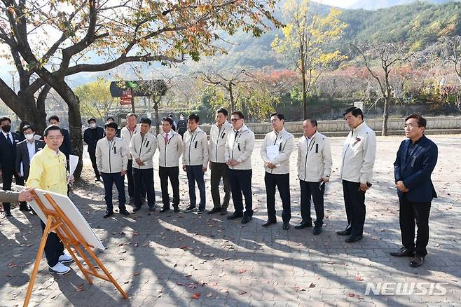 [창원=뉴시스] 경남도의회 농해양수산위원회, 경남도 행정사무감사 앞두고 2일 하동세계차엑스포조직위 방문 점검.(사진=경남도의회 제공)2022.11.02.  photo@newsis.com