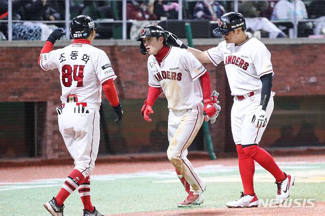 [인천=뉴시스] 권창회 기자 =2일 오후 인천 SSG랜더스필드에서 열린 2022 KBO 한국시리즈 2차전 키움 히어로즈와 SSG 랜더스의 경기, 5회말 1사 주자 1루서 최지훈이 2점 홈런을 친 뒤 추신수의 축하를 받고 있다. 2022.11.02. kch0523@newsis.com