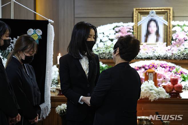 [서울=뉴시스] 윤석열 대통령 부인 김건희 여사가 2일 서울 노원구 한 장례식장에 마련된 이태원 참사 고등학생 희생자 빈소를 찾아 유가족을 위로하고 있다. (사진=대통령실 제공) 2022.11.02. photo@newsis.com