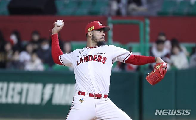 [인천=뉴시스] 김금보 기자 = 2일 오후 인천 SSG랜더스필드에서 열린 2022 KBO 한국시리즈 2차전 키움 히어로즈와 SSG 랜더스의 경기, 1회초 SSG 선발 폰트가 공을 던지고 있다. 2022.11.02. kgb@newsis.com