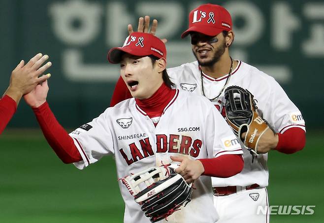 [인천=뉴시스] 조성우 기자 = 2일 오후 인천 SSG랜더스필드에서 열린 2022 KBO 한국시리즈 2차전 키움 히어로즈와 SSG 랜더스의 경기, 키움에 6-1 승리를 거둔 SSG 최지훈 등 선수들이 기뻐하고 있다. 2022.11.02. xconfind@newsis.com