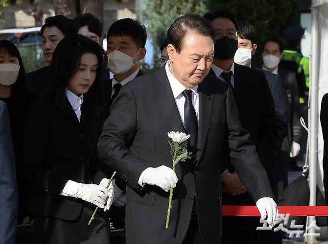 윤석열 대통령과 김건희 여사가 지난달 31일 서울광장에 마련된 '이태원 핼러윈 참사'로 숨진 합동분향소정부를 찾아 조문하고 있다. 박종민 기자