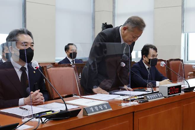 고개숙여 사과하는 이상민 장관     (서울=연합뉴스) 이정훈 기자 = 이상민 행정안전부 장관이 1일 오후 국회에서 열린 행정안전위원회 전체회의에서 이태원 참사와 관련해 주무부처 장관으로서 사과하고 있다. 2022.11.1     uwg806@yna.co.kr (끝)   연합뉴스