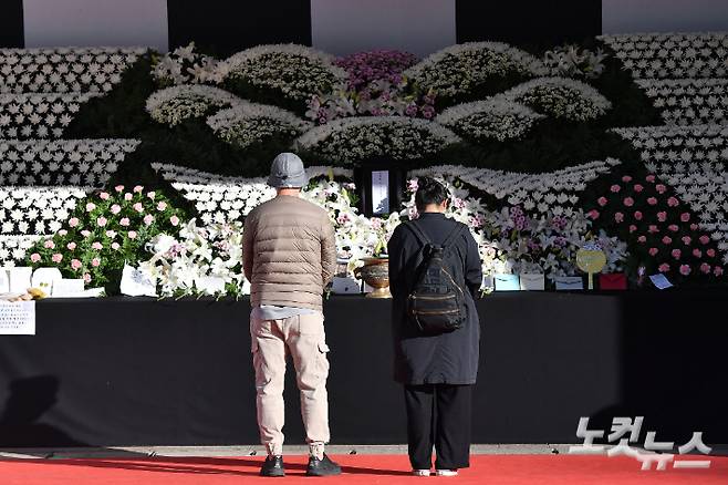 2일 오전 이태원 사고 사망자 합동분향소에 시민들이 조문하고 있다. 류영주 기자