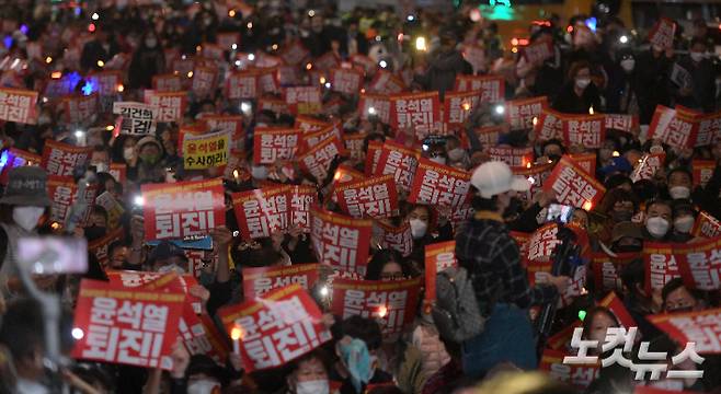 지난달 29일 서울 세종대로 일대에서 열린 김건희 특검. 윤석열 퇴진 12차 촛불대행진 참가자들이 피켓을 들고 구호를 외치고 있다. 박종민 기자