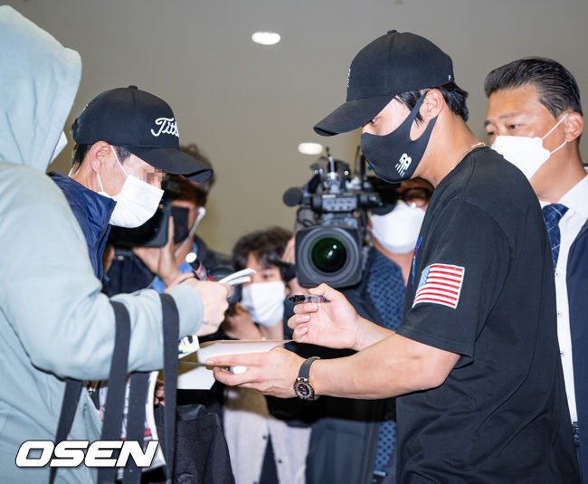 [OSEN=인천공항, 민경훈 기자]김하성이 입국장을 통해 입국한 후 팬들에게 사인을 해주고 있다. 2022.11.02 / rumi@osen.co.kr