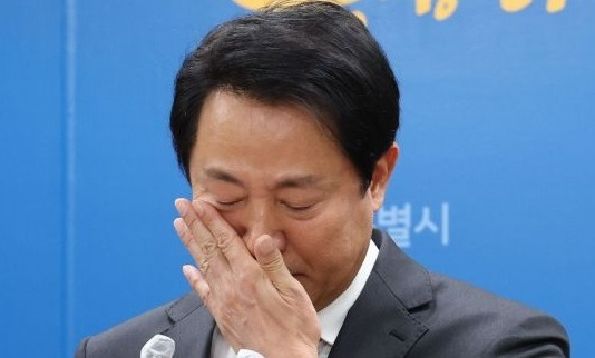 오세훈 서울시장이 1일 오후 서울시청에서 이태원 참사와 관련해 사과 입장을 발표하던 중 눈물을 보이고 있다. 연합뉴스