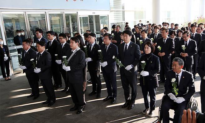 지난 1일 광주시청 시민의 숲에 마련된 이태원 참사 합동분향소에서 강기정 시장, 정무창 시의회 의장, 이정선 교육감 등 광주광역시 공직자들이 사망자를 애도하고 있다. 연합뉴스