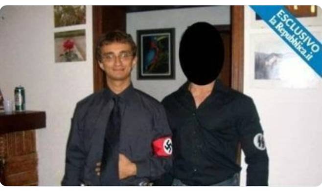 이탈리아 인프라부 차관으로 임명된 갈레아초 비냐미(왼쪽) 의원이 2005년 나치 문양 완장을 한 채 미소 짓고 있다.