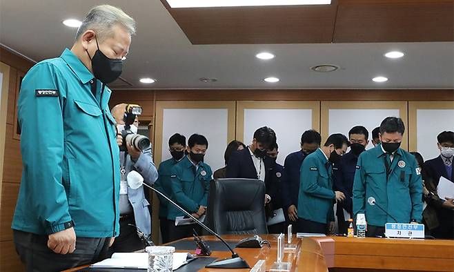 이상민 행정안전부 장관이 2일 서울 종로구 정부서울청사에서 열린 다중 밀집 인파사고 안전확보를 위한 범정부 TF 회의에 앞서 고인에 대한 묵념을 하고 있다. 뉴시스