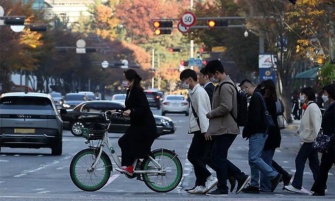 2일 서울 강남구 테헤란로에서 시민들이 추워진 날씨에 발걸음을 옮기고 있다. 이날 서울의 아침기온은 6도, 낮 최고기온은 17도로 일교차가 클 전망이다. 뉴스1