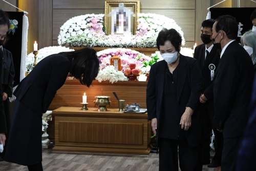 윤석열 대통령의 부인 김건희 여사(맨 왼쪽)가 2일 오후 이태원 참사 고교생 희생자 빈소가 마련된 서울 노원구 한 장례식장을 방문해 유가족을 위로하고 있다. 대통령실 제공