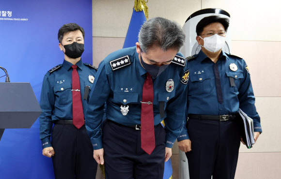 윤희근 경찰청장이 1일 서울 서대문구 경찰청에서 ‘이태원 참사’ 관련 입장을 표명을 표명하며 사과하고 있다. 2022.11.01 연합뉴스