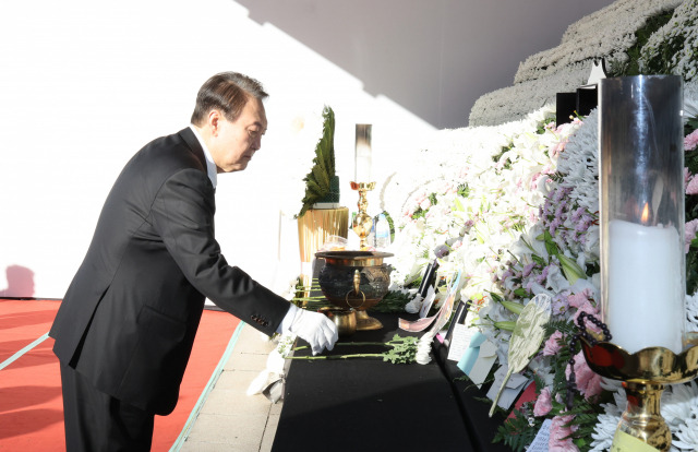 윤석열 대통령이 2일 오전 서울광장에 마련된 이태원 사고 사망자 합동분향소를 방문, 헌화하고 있다./연합뉴스