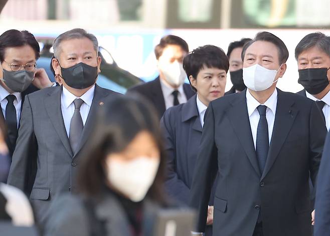 윤석열 대통령과 이상민 행정안전부장관이 2일 오전 서울광장 이태원 사고 사망자 합동 분향소를 찾아 조문하고 있다. Ⓒ연합뉴스