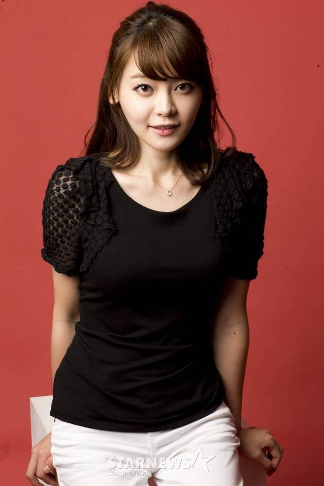 While voice actor and broadcaster Seo Yu-ri confessed to the conflict over her stake in RonaUnivers, an agency created with Husband, RonaUnivers unveiled its shareholders statement.RonaUnivers released a long-awaited shareholder statement on its official fan caf on the 1st.Earlier, Seo Yu-ri said he resigned from RonaUnivers on a live broadcast on the 1st, saying, I have a Yongsan District Apartment that I have dedicated to my 20s and 30s.So I thought I had a stake in Rona Univers, but I did not have any. I thought I was a major shareholder until now, but I am broke. Seo Yu-ri said, The company said, You should have done business with your own money. I did business with my own money, but where did my share go? Did I get scammed? Rona could be taken away. There is nothing left. There is no money and everyone was stabbed in the back.I do not know anything and it is my fault. It is my fault.I tried hard enough to take my thyroid off, but Im not sure I can do it again. The members have nothing to do with it, he said.Seo Yu-ri founded Husband Choi Byung-gil PD and agency Rona Univers in March and produced a virtual group (virtual character group) of the same name.Seo Yu-ri acted as group leader Rona and released a digital single Twinkle in August, but suddenly retired and glanced.In response, RonaUnivers said in a shareholder statement, Seo Yu-ri was a former co-representative of RonaUnivers, but since October 11, as a shareholder or co-representative, there are no qualifications and related matters, You should not be involved in company policies or positions through the media.As a result, I have repeatedly asked RonaUnivers artists and employees to refrain from unconventional instructions to the company, but this has not been followed. RonaUnivers said, Seo Yu-ris retirement was a sole decision without prior consultation with the company. However, the company hopes to devote itself to personal broadcasting activities with rest in consideration of Seo Yu-ris hard work. In addition, RonaUnivers said, We decided to stay on the 5th day after the consultation, and on October 31, we informed the company that we could resume broadcasting after consultation with the company (promise to prevent recurrence) through personal contacts. I understand that some fans want to disclose specific evidence or evidence, but I decided not to disclose it because it is expected that damage will occur again to Umeming as well as the victim.In addition, RonaUnivers said, Seo Yu-ri and Umeming are currently suffering mental damage from some minority fans. I ask you to help them for their health.