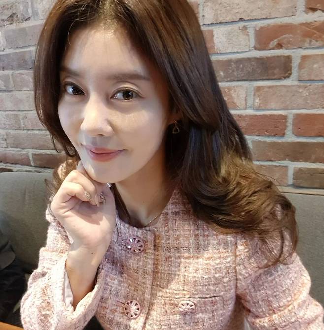 Lee Ji Hyun posted an article on his instagram on the 2nd, Im charging. I want to have a party in my body!In the photo, Lee Ji Hyun poses while staring at the camera in a cafe. Lee Ji Hyun, who boasts skin that is not less than 20 years old, reminds me of the time of group activity.The netizens who saw this showed various reactions such as I come out for a while, I am like a party charge, It is so beautiful and Lee Ji Hyun.Meanwhile, Lee Ji Hyun debuted as a group circle in 1998 and jewelry in 2001. He has been broadcasting two marriages and divorce after leaving the group.