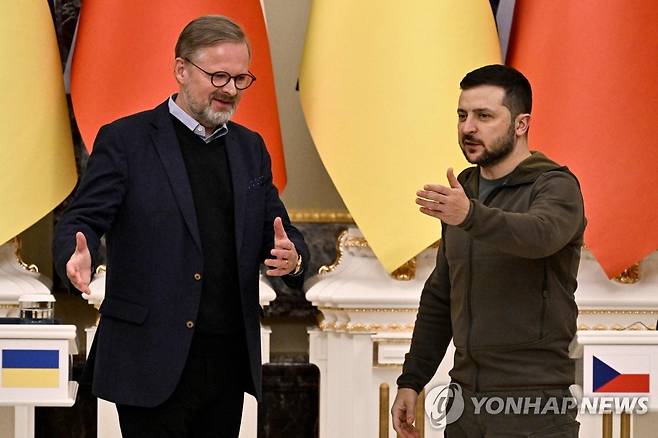 공동기자회견하는 체코 총리와 우크라이나 대통령 [AFP 연합뉴스 자료사진. 재판매 및 DB 금지]