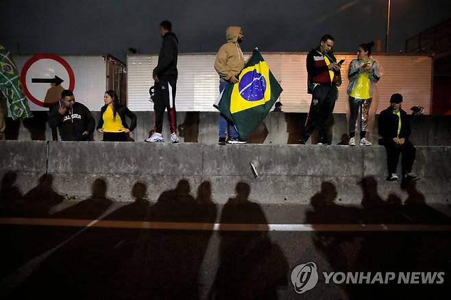 고속도로 점거한 보우소나루 지지자들 (상파울루 AFP=연합뉴스) 1일 자이르 보우소나루 브라질 대통령의 대선 패배에 반발한 지지자들이 상파울루 외곽 고속도로를 점거한 채 시위를 벌이고 있다. 2022.11.1