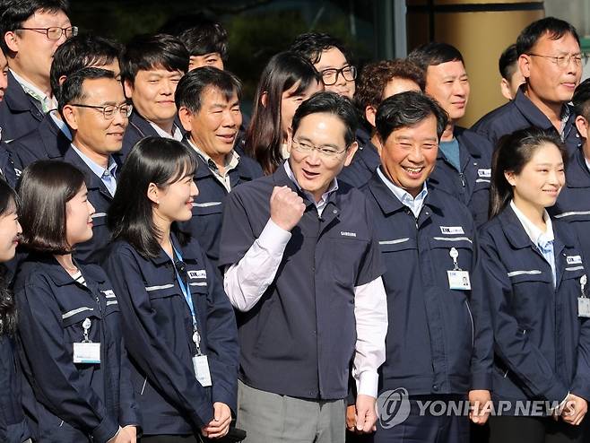 구호 제안하는 이재용 삼성전자 회장 (광주=연합뉴스) 천정인 기자 = 이재용 삼성전자 회장이 28일 오후 광주 광산구 평동산업단지에 있는 협력회사를 방문해 기념촬영을 하면서 파이팅 구호를 제안하고 있다. 이 회장은 이날 협력회사 방문에 앞서 삼성전자 광주사업장을 찾았다. 2022.10.28 iny@yna.co.kr