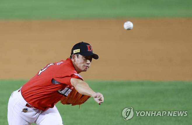 SSG 김상수, KBO 통산 500경기 출장 (서울=연합뉴스) 홍해인 기자 = 6일 오후 서울 잠실야구장에서 열린 2021 프로야구 SSG 랜더스와 LG 트윈스의 더블헤더 2차전 경기. 
    9회말 SSG 투수 김상수가 역투하고 있다. 이날 경기로 김상수는 KBO 통산 500경기 출장 기록을 세웠다. 2021.10.6 hihong@yna.co.kr