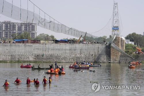 인도 현수교 붕괴 현장에서 진행된 수색 작업. [AP 연합뉴스 자료사진. 재판매 및 DB 금지]