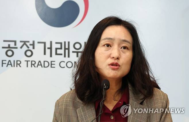 공정위, 상호출자제한기업집단 현황 정보 공개 (세종=연합뉴스) 김주형 기자 = 민혜영 공정거래위원회 기업집단정책과장이 2일 오전 세종시 정부세종청사에서 2022년 상호출자제한기업집단의 채무보증 및 금융·보험사 의결권 행사 현황 등 분석 공개한 내용을 설명하고 있다. 2022.11.2 kjhpress@yna.co.kr