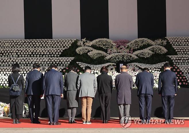 이어지는 이태원 사고 조문 (서울=연합뉴스) 류영석 기자 = 2일 오전 서울광장에 마련된 이태원 사고 사망자 합동 분향소를 찾은 조문객들이 조문하고 있다. 2022.11.2 ondol@yna.co.kr