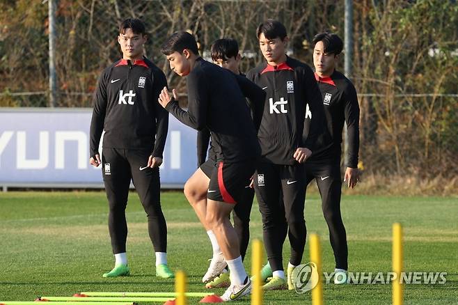 아이슬란드전 앞둔 대표팀 (파주=연합뉴스) 김주성 기자 = 축구대표팀 오현규와 조유민 등 선수들이 2일 오후 파주 NFC(축구대표팀 트레이닝센터)에서 훈련을 하고 있다. 2022.11.2 utzza@yna.co.kr