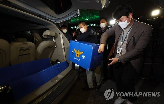 '이태원 참사 부실대응' 서울경찰청 등 압수수색 (서울=연합뉴스) 김인철 기자 = '이태원 참사' 부실 대응을 수사하는 경찰 특별수사본부(특수본)가 2일 오후 종로구 서울경찰청에서 압수수색을 마치고 압수품을 옮기고 있다. 2022.11.2 yatoya@yna.co.kr