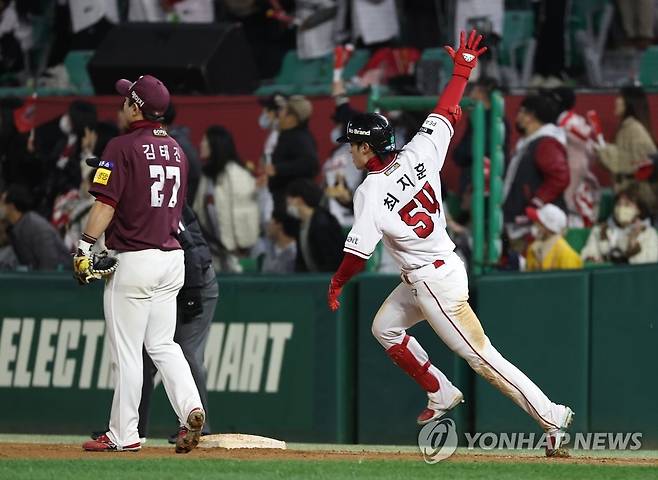 최지훈 '홈런이다!' (인천=연합뉴스) 임헌정 기자 = 2일 인천 SSG 랜더스필드에서 열린 2022 프로야구 KBO리그 한국시리즈 2차전 키움 히어로즈와 SSG 랜더스의 경기. SSG 최지훈이 5회말 1사 1루에서 우중간 펜스를 넘는 2점 홈런을 치고 기뻐하고 있다. 2022.11.2 kane@yna.co.kr