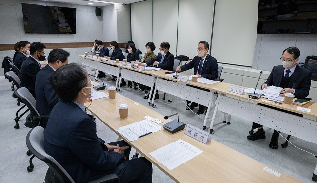 보건복지부가 3일 6개 제약사와 간담회를 갖고 감기약 생산 확대 방안을 논의하고 있다. /사진=보건복지부