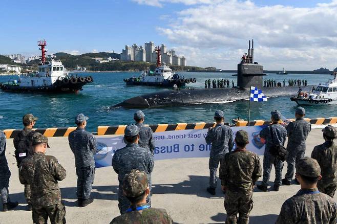 지난 1일 미 원자력 추진 잠수함 키웨스트가 부산작전기지에 입항하고 있다. (사진=연합뉴스)