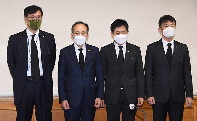 추경호 부총리 겸 기획재정부 장관(왼쪽 두번째)이 3일 서울 중구 은행연합회에서 열린 비상거시경제금융회의 시작에 앞서 기념사진을 찍고 있다. 왼쪽부터 이창용 한국은행 총재, 추 부총리, 김주현 금융위원장, 이복현 금융감독원장.(사진 = 기재부 제공)