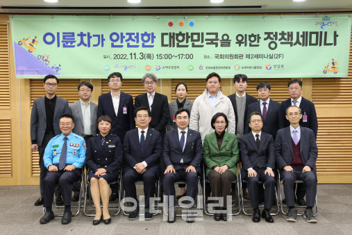 3일 국회 교통안전포럼과 손해보험협회가 국회 의원회관 세미나실에서 ‘이륜차가 안전한 대한민국을 위한 정책세미나’를 개최했다. (앞줄 좌측부터) 윤석범 전국모범운전자연합회장, 천경숙 녹색어머니중앙회장, 정일영 국회의원, 윤관석 국회의원, 이인선 국회의원, 정지원 손해보험협회장, 설재훈 한국교통연구원 명예연구위원. (사진=손해보험협회)