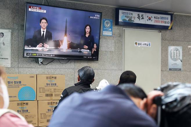 3일 경북 울릉군 울릉읍 도동항 여객선터미널에서 주민이나 관광객이 여객선을 기다리는 가운데 TV에 북한 미사일 관련 뉴스가 나오고 있다.(사진=연합뉴스)