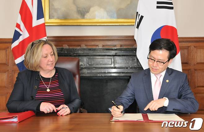 여한구 산업통상자원부 통상교섭본부장이 7일(현지시간) 영국 국제통상부에서 앤-마리 트레블리안 장관과 핵심공급망 전략적 협력 업무협약(MOU)을 체결하고 있다. (산업통상자원부 제공) 2022.2.8/뉴스1