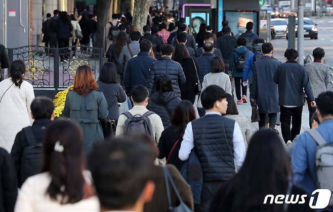 2일 오전 서울 강남구 테헤란로에서 시민들이 추워진 날씨에 발걸음을 옮기고 있다. 2022.11.2/뉴스1 ⓒ News1 구윤성 기자