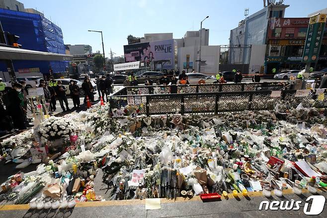 2일 오후 서울 용산구 이태원 참사현장 앞에 마련된 추모공간을 찾은 많은 시민들이 추모를 하고 있다. 2022.11.2/뉴스1 ⓒ News1 박세연 기자