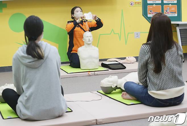 2일 오후 제주안전체험관에서 체험객들이 심폐소생술(CPR) 교육을 받고 있다. 이태원 참사 당시 부상자들에게 달려가 심폐소생술을 실시한 시민들의 사연이 알려지면서 응급처치에 대한 관심이 높아지고 있다. 2022.11.2/뉴스1 ⓒ News1 오현지 기자