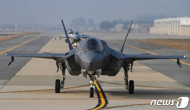 미군 F-35B 전투기(앞)와 우리 공군 KF-16 전투기. (공군 제공) 2022.11.2/뉴스1