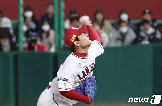 2일 오후 인천시 미추홀구 SSG 랜더스필드에서 열린 프로야구 '2022 신한은행 SOL KBO 포스트시즌' 한국시리즈 2차전 키움 히어로즈와 SSG 랜더스의 경기 8회초 키움 공격 SSG 투수 김택형이 역투하고 있다. /뉴스1 DB ⓒ News1 김민지 기자