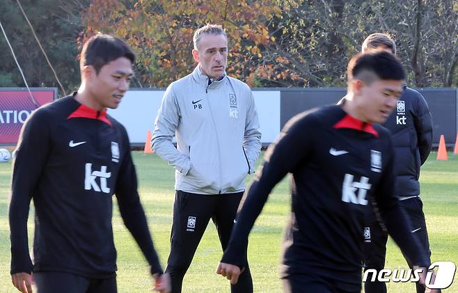 대한민국 축구대표팀 파울루 벤투 감독이 2일 오전 경기 파주 국가대표 트레이닝센터(NFC)에서 선수들의 훈련을 지켜보고 있다. 2022.11.2/뉴스1 ⓒ News1 이동해 기자