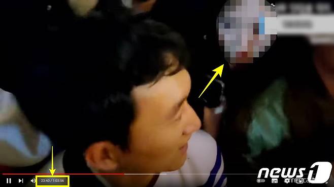 인터넷방송인(BJ) 배지터 뒤에서 인파에 밀리던 여성 A씨의 모습. (유튜브 갈무리)