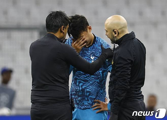 토트넘의 손흥민이 1일(현지시간) 프랑스 마르세유의 스타드 벨로드롬에서 열린 (UEFA) 챔피언스리그(UCL) 마르세유와 경기 중 공중 볼을 다투다 얼굴에 부상을 당해 고통스러워 하고 있다. ⓒ 로이터=뉴스1 ⓒ News1 우동명 기자