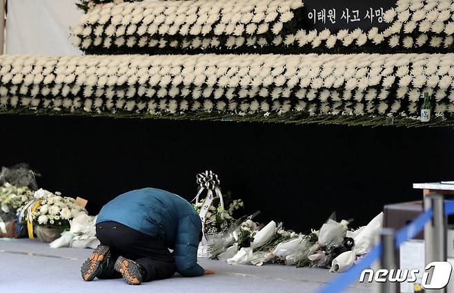 3일 오전 서울 용산구 녹사평역 광장에 마련된 '이태원 압사 참사' 희생자 합동분향소를 찾은 시민이 희생자들을 추모하고 있다. 2022.11.3/뉴스1 ⓒ News1 구윤성 기자